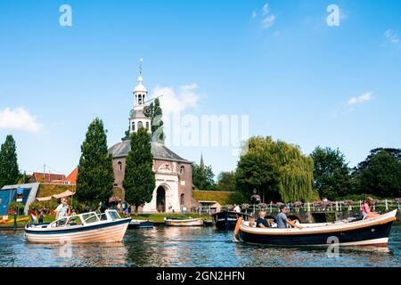 LEIDEN, PAESI BASSI - 13 agosto 2021: Bella vista della gente che naviga sul fiume nella città di Leiden, Paesi Bassi Foto Stock