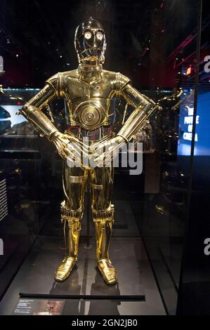 Personaggio C-3PO di Star Wars in mostra all'Academy Museum of Motion Pictures di Los Angeles, California Foto Stock