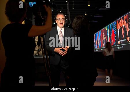 Bill Kramer, direttore e presidente del Museo dell'Accademia in fase di intervista alla stampa del museo. Foto Stock