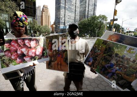 New York, Stati Uniti. 21 settembre 2021. I dimostranti mostrano le immagini degli studenti assassinati dal governo nigeriano. Secondo i dimostranti, gli studenti sono stati decapitati per aver frequentato la scuola e per aver opposto il loro governo. All'arrivo dei delegati, il primo giorno della 76a Assemblea Generale, si sono svolte diverse proteste all'interno di blocchi dell'ONU. Credit: SOPA Images Limited/Alamy Live News Foto Stock