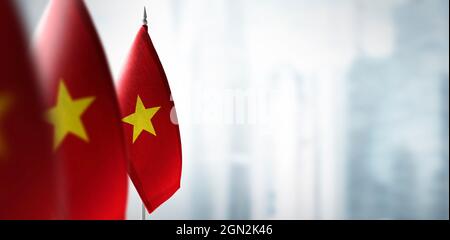 Piccole bandiere del Vietnam su uno sfondo sfocato della città Foto Stock