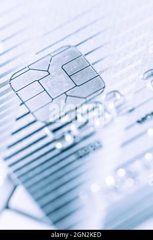 Immagine closeup della carta di credito in tonalità argento e blu, messa a fuoco selettiva Foto Stock