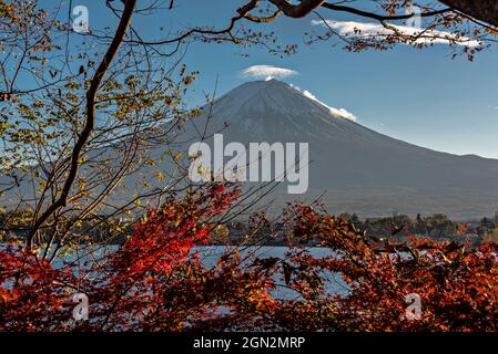 Monte Fuji dal lago di Kawaguchiko, Minatsimuru, Yamanashi, Giappone. Foto Stock