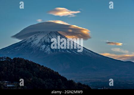 Monte Fuji dal lago di Kawaguchiko, Minatsimuru, Yamanashi, Giappone. Foto Stock