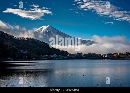 Monte Fuji dal lago di Kawaguchiko, Minatsimuru, Yamanashi, Giappone. Foto Stock