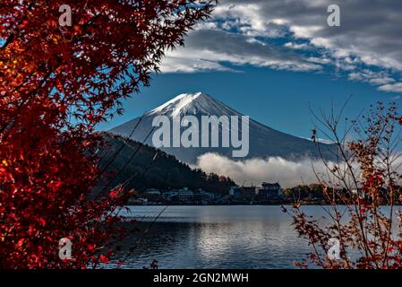 Monte Fuji dal lago di Kawaguchiko, Minatsimuru, Yamanashi, Giappone. Foto Stock