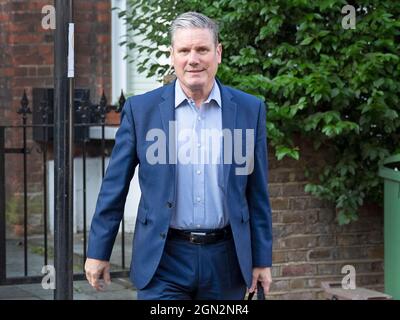 Il leader del lavoro Sir Keir Stammer lascia la sua casa nel nord di Londra mercoledì 22 settembre 2021. Mentre l’onorevole Starmer si trova di fronte a una reazione negativa rispetto alla leadership, votare a favore Foto Stock