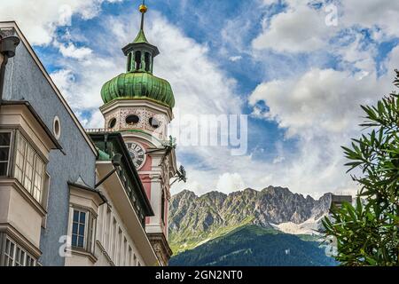 Orologio del XV secolo e torre di osservazione su Maria-Theresien-Straße, con le Alpi austriache sullo sfondo. Innsbruck, Tirolo, Austria, Europa Foto Stock