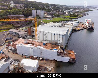 Port Glasgow, Scozia, Regno Unito. 21 settembre 2021. Veduta aerea del traghetto Glen Sannox e di Hull 802 presso il cantiere navale Ferguson Marine sul Lower River Clyde a Por Foto Stock