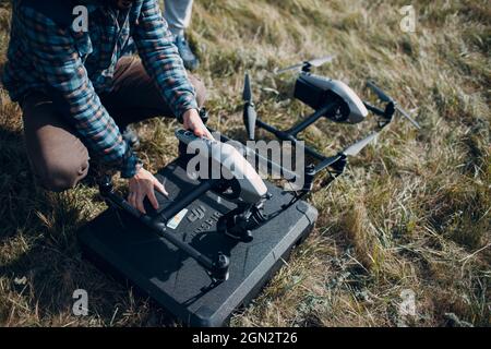 New York, USA - 18 SETTEMBRE 2021: DJI ispira 2 droni quadricotteri a terra prima del volo aereo e delle riprese Foto Stock