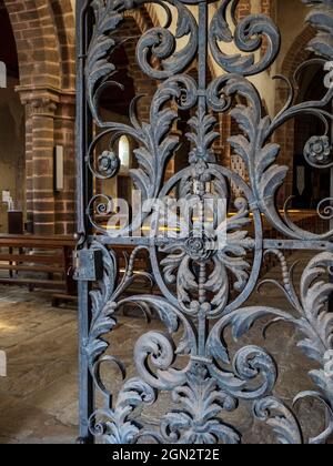 Porta in ferro battuto della chiesa abbaziale di Saint Gidas a Saint Gildas des Bois, Francia Foto Stock