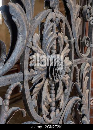 Porta in ferro battuto della chiesa abbaziale di Saint Gidas a Saint Gildas des Bois, Francia Foto Stock