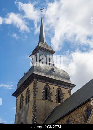 Porta in ferro battuto della chiesa abbaziale di Saint Gidas a Saint Gildas des Bois, Francia Foto Stock