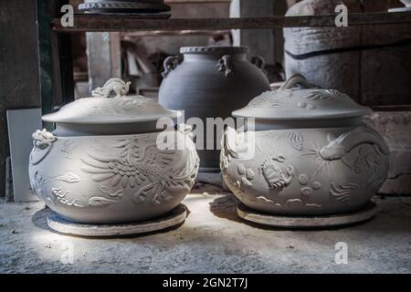 Cibuntu, Indonesia, 22/09/2021, vasi di ceramica semi-finiti sono visti in Mekarbakti Village.vasi di ceramica da qui sono stati venduti a varie regioni in Indonesia come l'isola di Bali e sono stati venduti a paesi stranieri come gli Stati Uniti e l'Africa. I prodotti ceramici dall'Indonesia hanno varie forme che variano da caraffe di ceramica, decorazioni a forma di pesce, grandi vasi, statue di ceramica, piatti, bicchieri, a pagode. La gamma di prezzi dipende dalla dimensione e dal livello di complessità; il prezzo per un metro di vaso di ceramica alto è IDR 900,000 ($63.00). Foto Stock