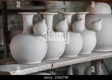 Cibuntu, Indonesia, 22/09/2021, vasi di ceramica semi-finiti sono visti in Mekarbakti Village.vasi di ceramica da qui sono stati venduti a varie regioni in Indonesia come l'isola di Bali e sono stati venduti a paesi stranieri come gli Stati Uniti e l'Africa. I prodotti ceramici dall'Indonesia hanno varie forme che variano da caraffe di ceramica, decorazioni a forma di pesce, grandi vasi, statue di ceramica, piatti, bicchieri, a pagode. La gamma di prezzi dipende dalla dimensione e dal livello di complessità; il prezzo per un metro di vaso di ceramica alto è IDR 900,000 ($63.00). Foto Stock