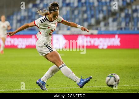 Budapest, Ungheria. 21 settembre 2021. Del Castillo Athenea (Spagna 22) controlla la palla durante la partita di qualificazione della Coppa del mondo femminile tra Ungheria e Spagna al Venue Hidigkuti Nándor Stadion di Budapest, Ungheria. Credit: SPP Sport Press Photo. /Alamy Live News Foto Stock