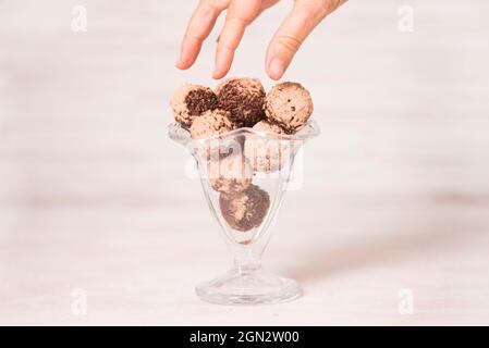 Il tartufo di cioccolato è un dolce con un aspetto e. gusto simile al bonbon Foto Stock