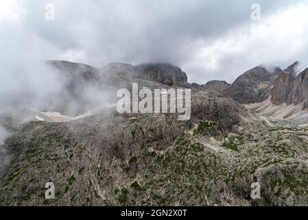 Rifugio Antermoia con lago di Antermoia e cime intorno al monte Mantel nelle Dolomiti in Italia Foto Stock