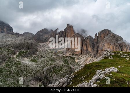 Rifugio Antermoia con lago di Antermoia e cime intorno al monte Mantel nelle Dolomiti in Italia Foto Stock