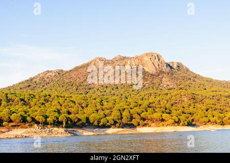 calma, pace e tranquillità nel lago artificiale di san juan a madrid durante il tramonto in autunno. Madrid, Spagna Foto Stock