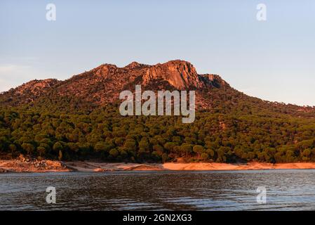 calma, pace e tranquillità nel lago artificiale di san juan a madrid durante il tramonto in autunno. Madrid, Spagna Foto Stock