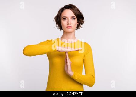 Foto di giovane donna mostra mani divieto blocco restrizione limite isolato su sfondo grigio colore Foto Stock