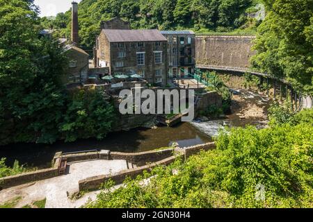 Torr vale Mill e Millennium Walkway nella Goyt Valley a New Mills, Derbyshire, Inghilterra, Regno Unito Foto Stock