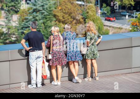 ANKARA-TURCHIA, 20 settembre 2021: Famiglia turistica guardando la vista di Ankarafrom Atakule nel distretto di Cankaya. La capitale della Turchia è famosa per i Foto Stock