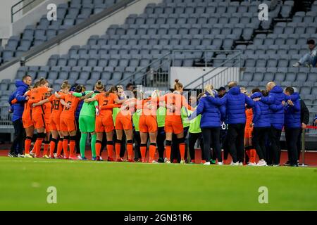 REYKJAVIK, ISLANDA - SETTEMBRE 21: I giocatori e il personale dei Paesi Bassi formano un huddle prima del calcio d'inizio durante la partita di qualificazione del Gruppo C della Coppa del mondo delle donne FIFA 2023 tra Islanda e Paesi Bassi a Laugardalsvollur il 21 Settembre 2021 a Reykjavik, Islanda (Foto di Andre Weening/Orange Pictures) Foto Stock