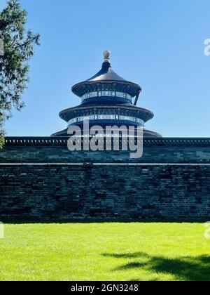 Pechino, Pechino, Cina. 22 settembre 2021. Durante il Mid-Autumn Festival, pioveva per due giorni consecutivi a Pechino. Dopo la pioggia d'autunno, non c'erano molti turisti nel Parco del Tempio del Paradiso, e l'aria era limpida e piacevole. (Credit Image: © SIPA Asia via ZUMA Press Wire) Foto Stock