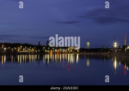 Porto industriale di notte con vista su una acciaieria chiamata Dillinger Hütte a Dillingen Saar, Germania Foto Stock