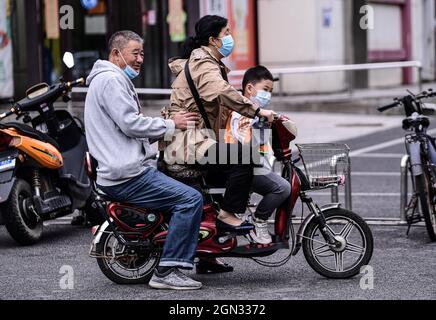 Shenyang, Shenyang, Cina. 22 settembre 2021. Il 22 settembre 2021, colpito dalle piogge, la temperatura a Shenyang è calata improvvisamente, con la temperatura più bassa che raggiunge circa 10Ã‚Â°C. Il raffreddamento ha portato molti cambiamenti ai cittadini, che hanno cambiato i loro vestiti uno dopo l'altro, e alcuni hanno persino indossato abiti invernali come i vestiti imbottiti di cotone. (Credit Image: © SIPA Asia via ZUMA Press Wire) Foto Stock