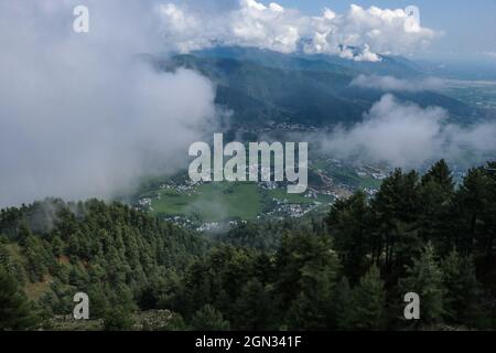 Bandipora, Jammu e Kashmir, India. 21 settembre 2021. Una vista aerea del distretto di Bandipora dalla strada di montagna in alto nel Himalaya che collega Srinagar a Gilgit Baltistan nel distretto di Bandipora il 21 settembre 2021. Il Passo di Razdan è l'unico Passo ad alta quota tra Srinagar e Gurez, a un'altezza di 11,672 metri sopra il livello del mare. La strada sopra il passo, chiamata Bandipora-Gurez autostrada, collega diversi villaggi remoti, tra cui quelli vicino alla LOC con Bandipora e Srinagar. Credit: Adil Abbas/ZUMA Wire/Alamy Live News Foto Stock