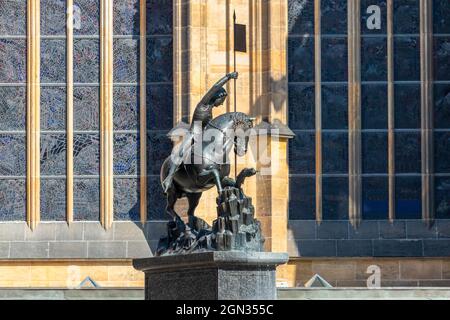 Statua di San Giorgio nel Castello di Praga, sullo sfondo le finestre della Cattedrale di San Vito, Praga, repubblica Ceca Foto Stock