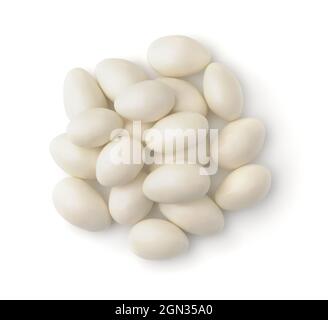 Vista dall'alto delle noci ricoperte di cioccolato bianco isolate su bianco Foto Stock