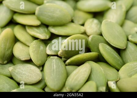Primo piano di semi di zucca sgusciati freschi Foto Stock