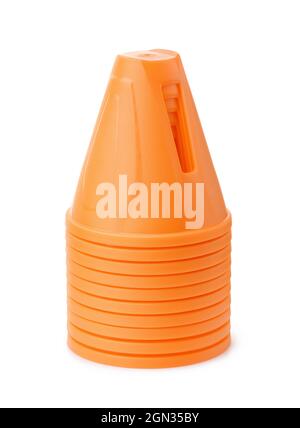 Pila di cono di sicurezza arancione in plastica isolato su bianco Foto Stock