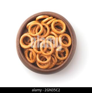 Vista dall'alto dei mini anelli di grano salato croccante in ciotola di legno isolata su bianco Foto Stock