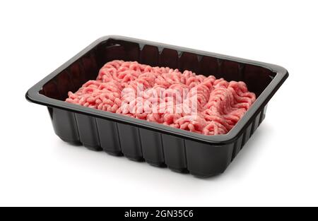 Carne fresca sminuzzata cruda in vassoio di plastica nero isolato su bianco Foto Stock