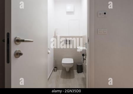 Piccolo bagno di appartamento moderno Foto Stock