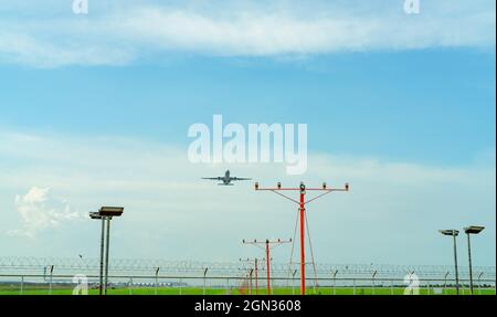 Aereo commerciale che vola sopra la luce di avvicinamento all'aeroporto. Concetto di sistema luci di avvicinamento. Luci di avvicinamento alla pista dell'aeroporto. ALS dell'aeroporto. Foto Stock