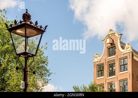 Basso angolo di vecchio edificio storico in mattoni realizzato in stile classico ad Amsterdam Foto Stock