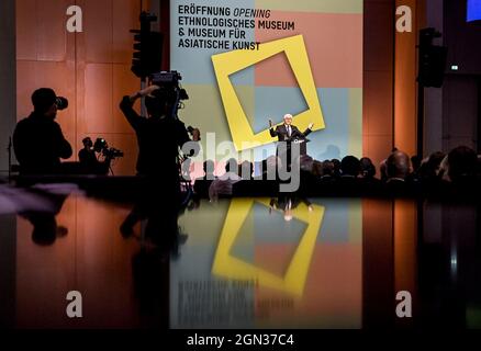 Berlino, Germania. 22 settembre 2021. Il presidente federale Frank-Walter Steinmeier parla alla cerimonia di apertura delle mostre del Museo Etnologico, del Museo d'Arte Asiatica dei Musei nazionali di Berlino/Fondazione per il Patrimonio Culturale Prussiano e della Fondazione del Forum Humboldt nel Palazzo di Berlino. Credit: Brittta Pedersen/dpa-Zentralbild/dpa/Alamy Live News Foto Stock