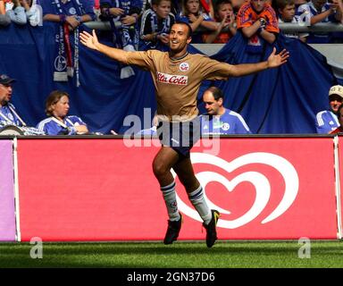 Gelsenkirchen, Germania. 28 agosto 2004. Football primo, calcio 08/28/2004 stagione 2004/2005, 04/05 FC Schalke - Hansa Rostock 0: 2 Antonio di salvo, Hansa, qui celebra il suo 0: 1 goal, giubilo, gioia, figura intera, copyright by firo sportphoto: Pfefferackerstr. 2a 45894 Gelsenkirchen www.firosportphoto.de mail@firosportphoto.de (Volksbank Bochum-Witten) BLZ .: 430 601 29 Kt. Nr.: 341 117 100 Tel: 0209 - 9304402 Fax: 0209 - 9304443 Credit: dpa/Alamy Live News Foto Stock