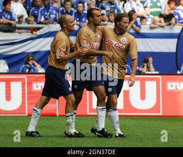 Gelsenkirchen, Germania. 28 agosto 2004. Primo calcio, calcio 08/28/2004 stagione 2004/2005, 04/05, 1° Bundesliga FC Schalke - Hansa Rostock 0: 2 Antonio di salvo, Hansa, qui celebra il suo 0: 1 gol, giubilo, gioia, figura intera, copyright di primo sportphoto: Pfefferackerstr. 2a 45894 Gelsenkirchen www.firosportphoto.de mail@firosportphoto.de (Volksbank Bochum-Witten) BLZ .: 430 601 29 Kt. Nr.: 341 117 100 Tel: 0209 - 9304402 Fax: 0209 - 9304443 Credit: dpa/Alamy Live News Foto Stock