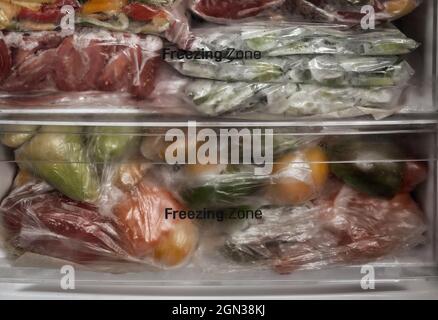 Verdure surgelate nel freezer del frigorifero Foto Stock