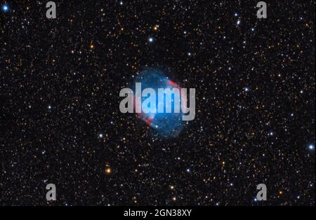 La Nebula di Dumbbell (conosciuta anche come la Nebula di Apple Core, Messier 27, M 27 o NGC 6853) nella costellazione di Volpetta, catturata con un telescopio Foto Stock