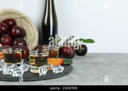 Concetto di alcol con vodka prugna, spazio per il testo Foto Stock