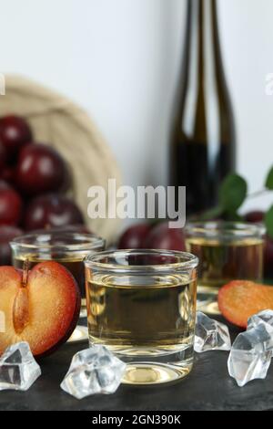 Concetto di alcol con vodka prugna, primo piano Foto Stock