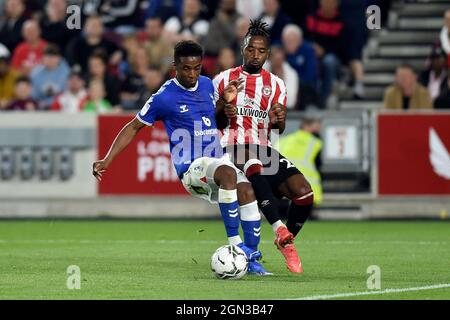 LONDRA, REGNO UNITO. 21 SETTEMBRE la Fage Dylan di Oldham Athletic si scombinerà con Tariqe Fosu di Brentford durante la partita della Carabao Cup tra Brentford e Oldham Athletic al Brentford Community Stadium di Brentford martedì 21 settembre 2021. (Credit: Eddie Garvey | MI News) Credit: MI News & Sport /Alamy Live News Foto Stock